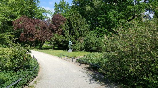 Frauenfigur im Kurpark